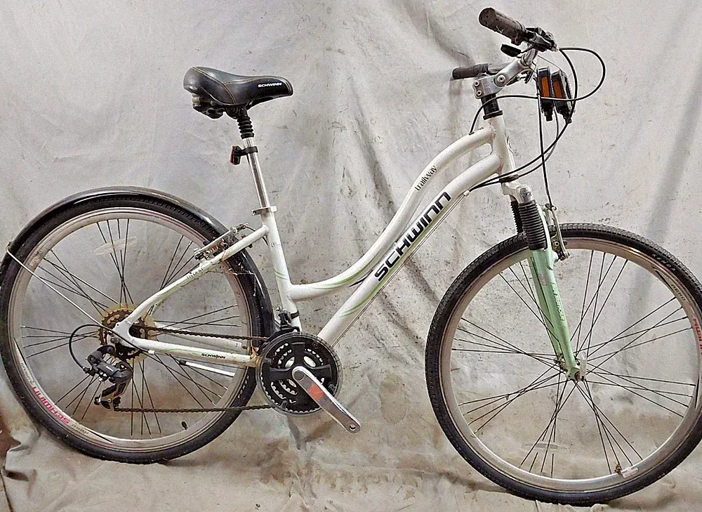 2010 Schwinn Trailway Hybrid Bike Medium Front Suspension Cafe Commuter StepThru